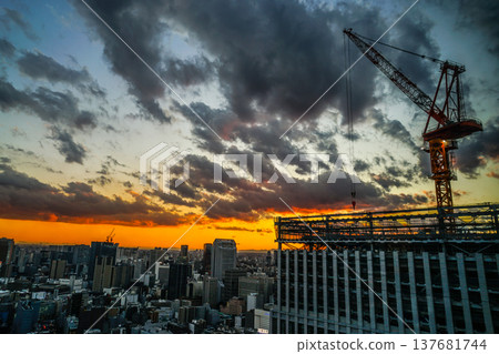 高層建築施工現場 高層建築施工現場 137681744