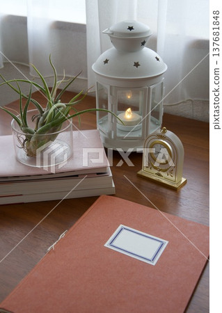 桌上放著一本筆記本和一盞燈籠。 137681848