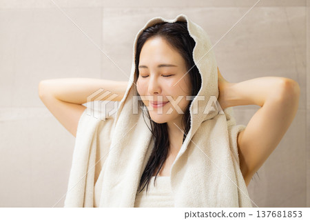 一位女士在浴室裡做頭髮護理。 137681853