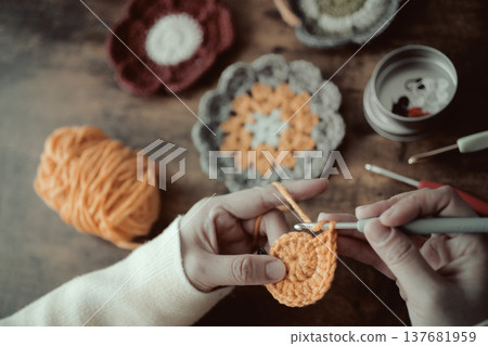 一位婦女的雙手和她用羊毛編織的作品 一位婦女的雙手和她用羊毛編織的作品 137681959