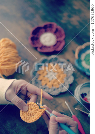 一位婦女的雙手和她用羊毛編織的作品 一位婦女的雙手和她用羊毛編織的作品 137681960