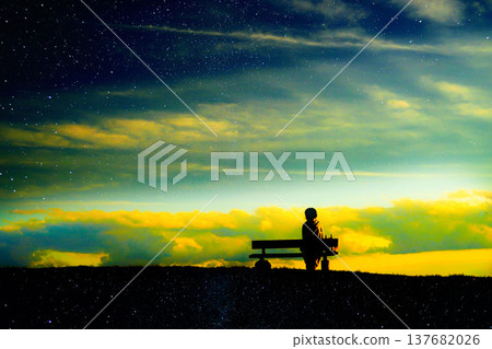 婦女的剪影坐小山在日落和滿天星斗的天空 137682026