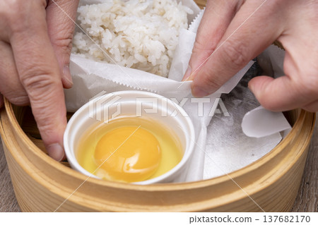 準備用竹蒸籠在廚房製作蒸早餐。 137682170