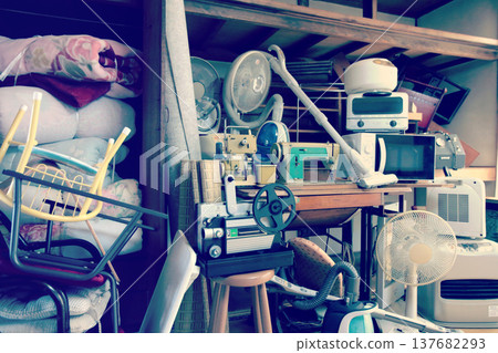 Cleaning the house and dealing with a large amount of bulky waste Cleaning the house and dealing with a large amount of bulky waste 137682293