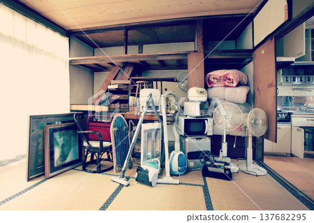 Cleaning the house and dealing with a large amount of bulky waste Cleaning the house and dealing with a large amount of bulky waste 137682295