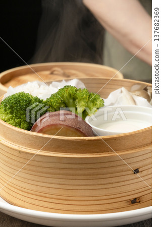 竹蒸籠裡的蒸早餐 竹蒸籠裡的蒸早餐 137682369