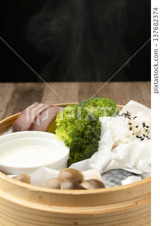 竹蒸籠裡的蒸早餐 竹蒸籠裡的蒸早餐 137682374