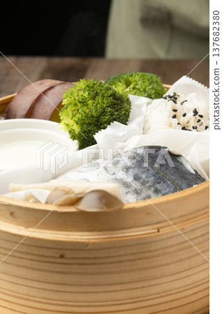 竹蒸籠裡的蒸早餐 竹蒸籠裡的蒸早餐 137682380