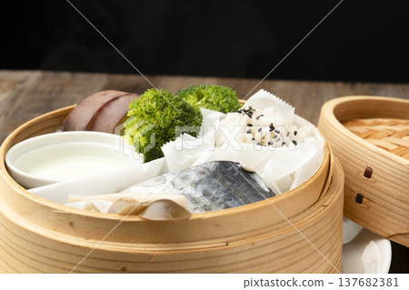 竹蒸籠裡的蒸早餐 137682381