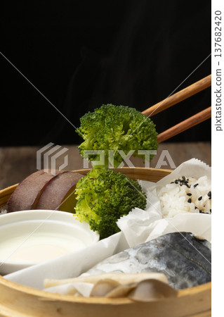 用竹蒸籠蒸煮的早餐,用筷子夾起來吃。 用竹蒸籠蒸煮的早餐,用筷子夾起來吃。 137682420