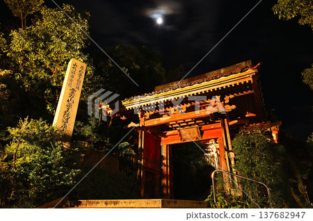 夜間燈火通明的尼奧蒙門 137682947