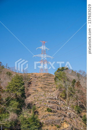 位於滋賀縣長濱市近江鹽津市山頂的輸電塔 位於滋賀縣長濱市近江鹽津市山頂的輸電塔 137683029
