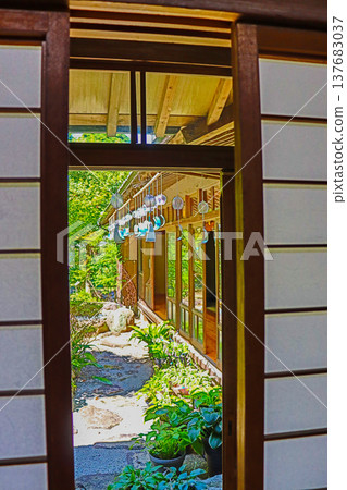 傳統日式建築的屋簷下懸掛著漂亮的玻璃風鈴。 137683037