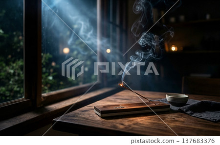 夜裡，窗邊燃著香，香放在木製香爐裡，裊裊升起的煙霧令人陶醉。 137683376
