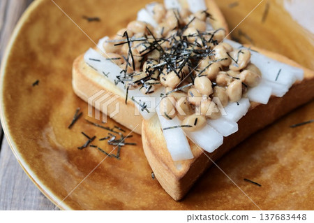 Natto toast with pickled radish and seaweed, using square-shaped bread. 137683448