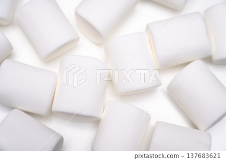 棉花糖排成一列的特寫照片 137683621