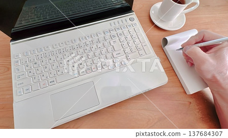 A businessman taking notes 137684307