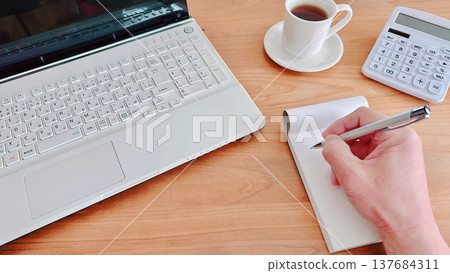 A businessman taking notes 137684311