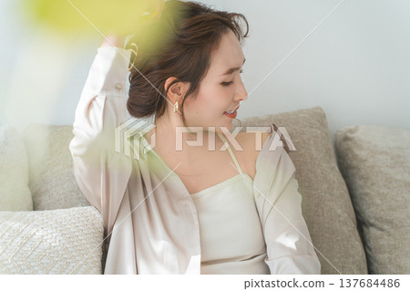 一位時尚的亞洲家庭主婦在客廳的沙發上放鬆休息 137684486