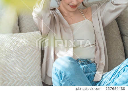 一位時尚的亞洲家庭主婦在客廳的沙發上放鬆休息 137684488