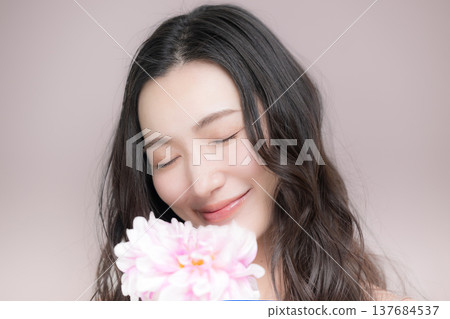 一張美麗的圖片,一位女子手捧大麗花,散發著幸福和春天的氣息,粉紅色的花朵格外迷人。 一張美麗的圖片,一位女子手捧大麗花,散發著幸福和春天的氣息,粉紅色的花朵格外迷人。 137684537