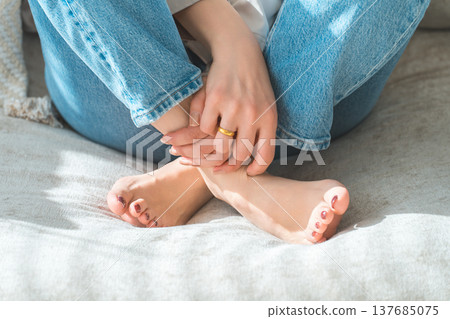 一位女士光著的、做了足療的雙腳放在沙發上。 一位女士光著的、做了足療的雙腳放在沙發上。 137685075