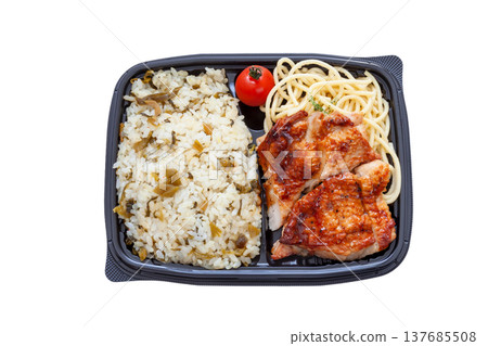 高菜米飯和烤雞便當盒 [白色背景，摳圖] 137685508