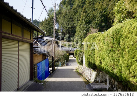 A narrow alleyway in rural Japan 137685618