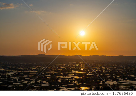 【初夏絕景】礪波平原的夕陽與初夏散落的村落以及稻田的倒影【富山縣】 137686480