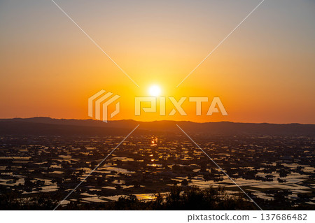 【初夏絕景】礪波平原的夕陽與初夏散落的村落以及稻田的倒影【富山縣】 137686482