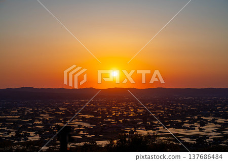【初夏絕景】礪波平原的夕陽與初夏散落的村落以及稻田的倒影【富山縣】 137686484