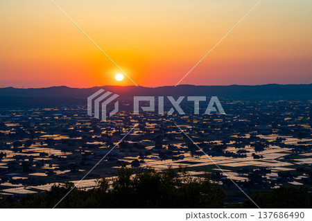 【初夏絕景】礪波平原的夕陽與初夏散落的村落以及稻田的倒影【富山縣】 【初夏絕景】礪波平原的夕陽與初夏散落的村落以及稻田的倒影【富山縣】 137686490