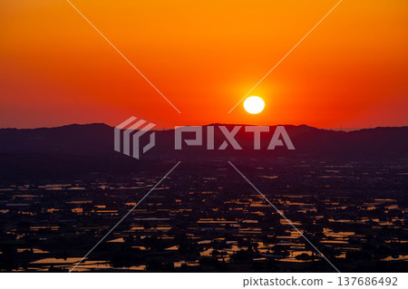 【初夏絕景】礪波平原的夕陽與初夏散落的村落以及稻田的倒影【富山縣】 【初夏絕景】礪波平原的夕陽與初夏散落的村落以及稻田的倒影【富山縣】 137686492