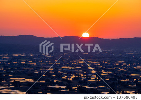 【初夏絕景】礪波平原的夕陽與初夏散落的村落以及稻田的倒影【富山縣】 【初夏絕景】礪波平原的夕陽與初夏散落的村落以及稻田的倒影【富山縣】 137686493