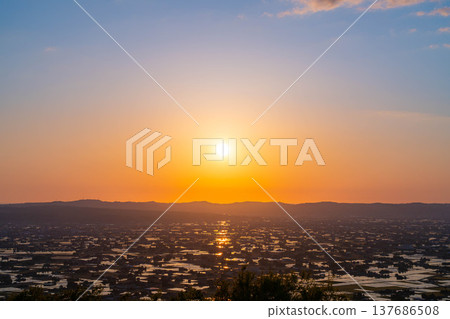 【初夏絕景】礪波平原的夕陽與初夏散落的村落以及稻田的倒影【富山縣】 137686508
