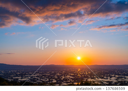 【初夏絕景】礪波平原的夕陽與初夏散落的村落以及稻田的倒影【富山縣】 【初夏絕景】礪波平原的夕陽與初夏散落的村落以及稻田的倒影【富山縣】 137686509