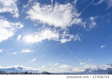 陽光照耀著蔚藍的天空與綿延的山脈 137686728