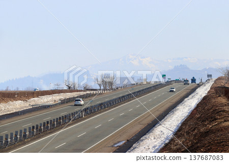 [E17] Snowmelt on the Kan-Etsu Expressway (Minamiuonuma City, Niigata Prefecture: around 195km) 137687083