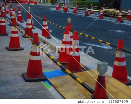 放置在道路上的錐體 137687109