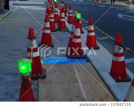 放置在道路上的錐體 放置在道路上的錐體 137687110