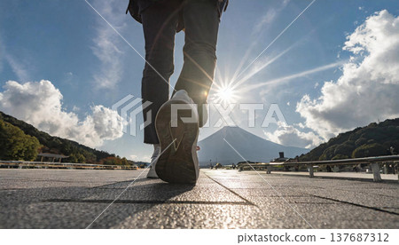 人們走在鵝卵石路上的腳步聲 137687312