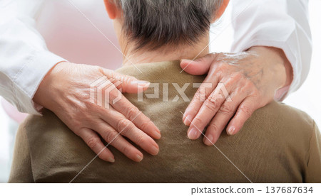 醫護人員面向病人，雙手放在病人的背上。 137687634