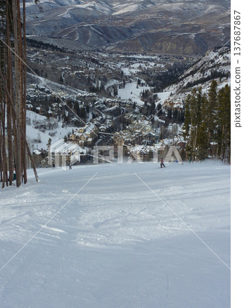 滑到安裝底座上。 滑到安裝底座上。 137687867