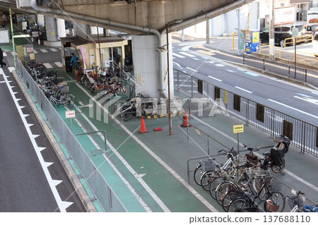 堺市堺區堺東附近高架鐵路下的自行車停車區 137688110