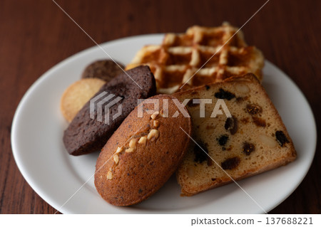 Assortment of baked goods (1 piece) 137688221