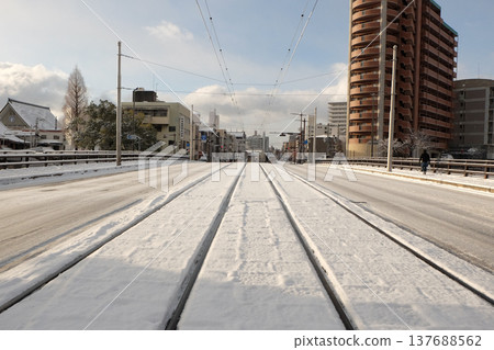 積雪覆蓋的電車軌道和冬日城市景觀－橫川新橋，廣島市 137688562