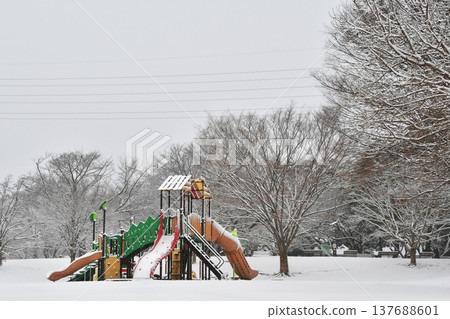 Playground equipment in the snowy forest park_03 Playground equipment in the snowy forest park_03 137688601