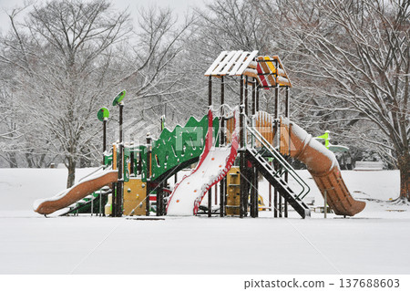 Playground equipment in the snowy forest park_05 Playground equipment in the snowy forest park_05 137688603