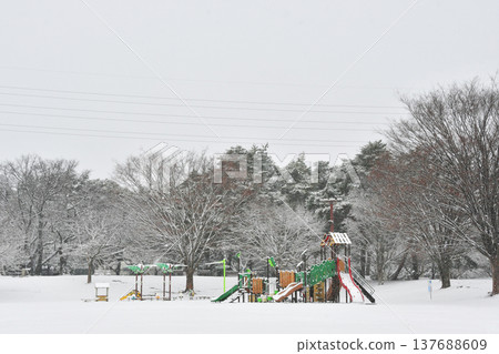 白雪皚皚的森林公園裡的遊樂場設施_11 白雪皚皚的森林公園裡的遊樂場設施_11 137688609