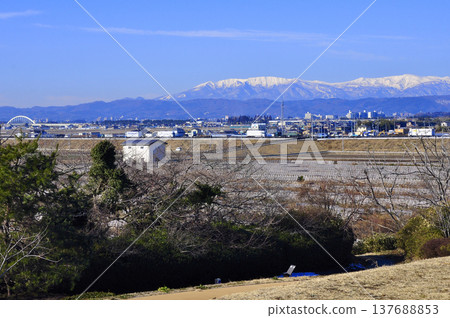 From the Sendai-Watari cycling path along the Teizan Canal in Miyagi Prefecture, you can see the Zao mountain range in the distance beyond the city of Sendai. From the Sendai-Watari cycling path along the Teizan Canal in Miyagi Prefecture, you can see the Zao mountain range in the distance beyond the city of Sendai. 137688853